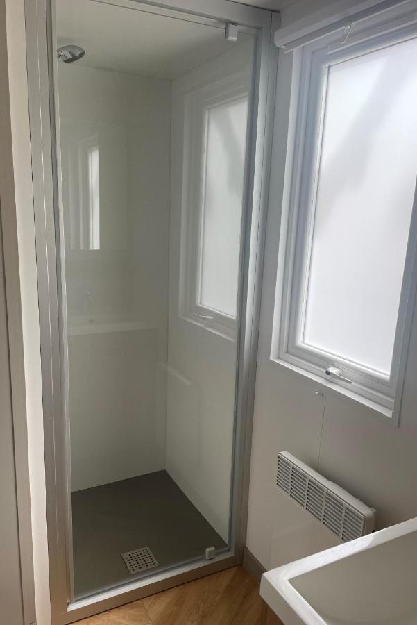 Chalet Op Camping Lauwersoog Met 3 Slaapkamers En Vaatwasser - Joycasa Exteriör bild